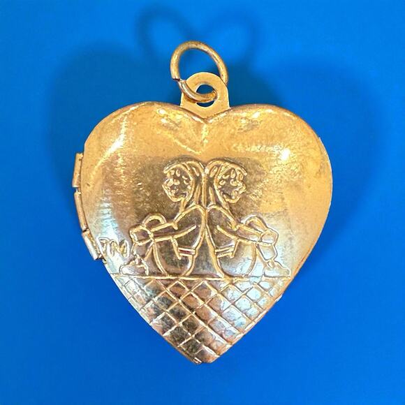 VTG Gold Tone Two Sisters Best Friends Love Heart Photo Locket Charm Pendant - Picture 1 of 7